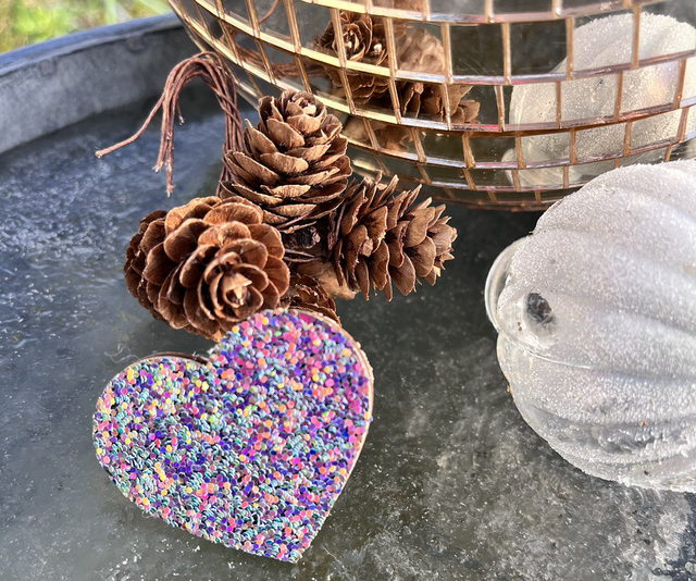 Broche gros cœur multicolore 