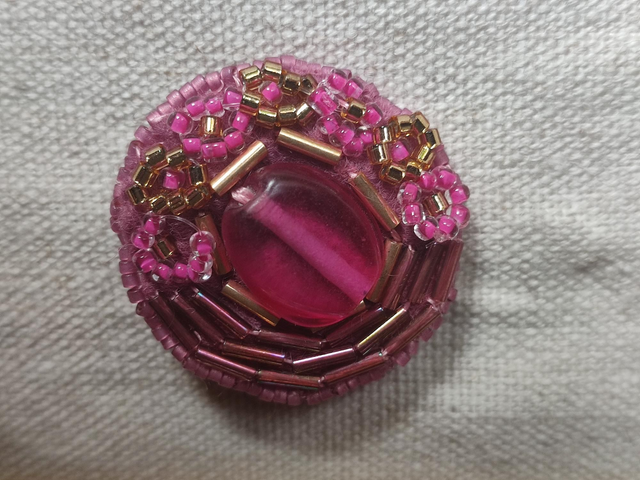 Broche tissée main &quot; petites fleurs roses et or&quot; verre, pièce unique 