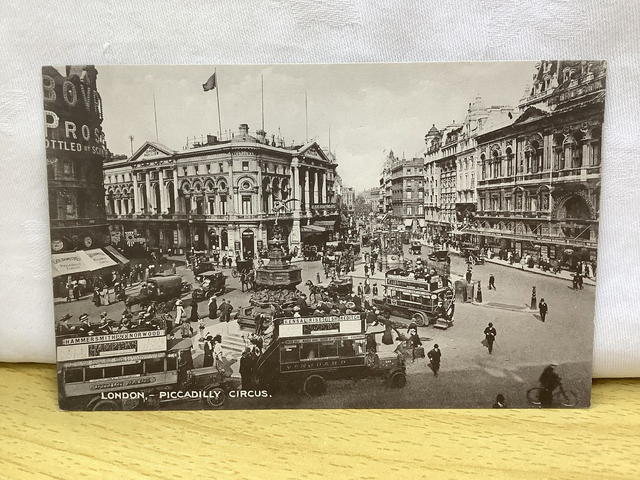 London, Piccadilly Circus - Vintage Postcard - The London Stereoscopic Company Our Ref A127 £2.50