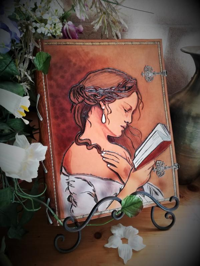 Carnet en cuir  repoussé &quot;La liseuse&quot;