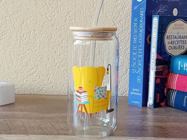 Gobelet en Verre 550ml - Fauteuil Jaune et Livres - Paille en Verre et Couvercle en Bambou