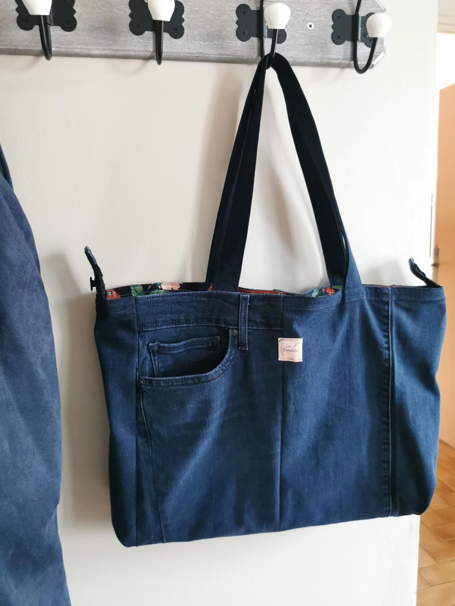 Sac cabas unique et modulable en jean bleu marine - intérieur vintage coloré