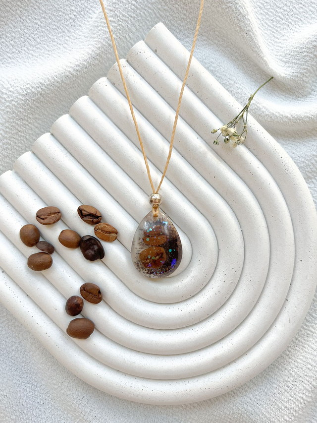 Colar Gota com Café pra Limpar Bloqueios Mentais