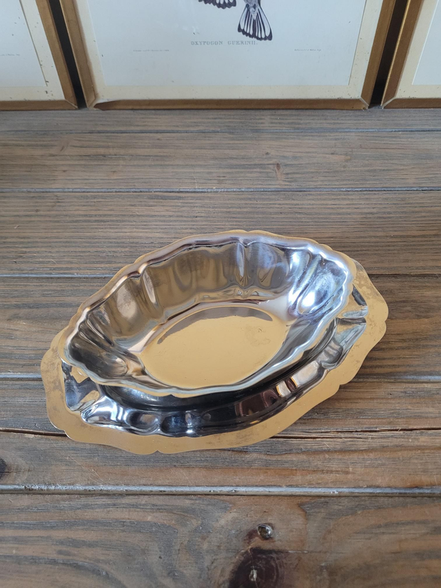 Saucière inox 18 % forme ovale, bords festonnés