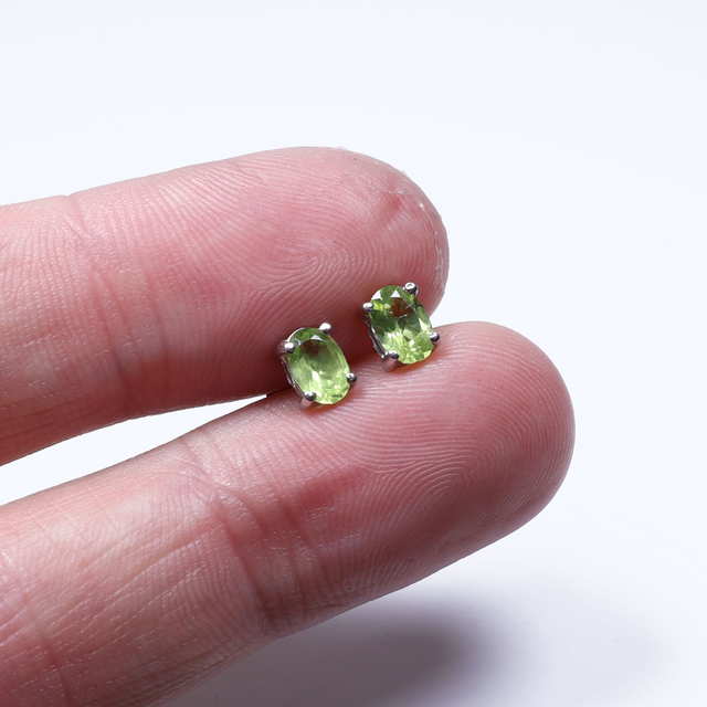 Pair of Vintage Sterling Silver 925 Small Dainty Delicate 5x4mm Oval Cut Green Peridot Gemstone August Birthstone Stud Earrings