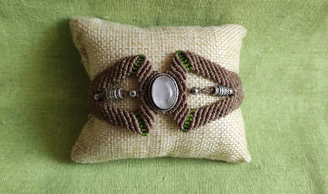 Manchette marron et verte avec quartz rose