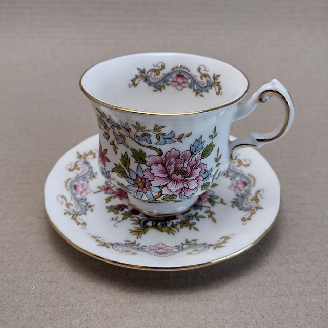 Royal Standard | Kleine Kop (diameter 7,5 | hoogte 6,5) en schotel (diameter 12 | hoogte 1,5 cm) &#039;Mandarin&#039; decor Fine Bone China | Vintage