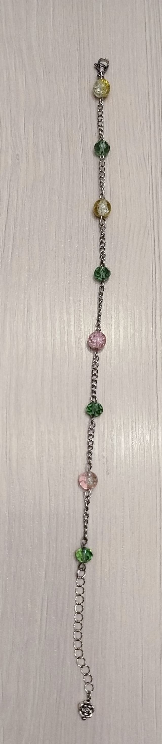Chaînette de cheville en perles de verre craquelé et à facettes multicolores, longueur ajustable de 24 à 28 cm.