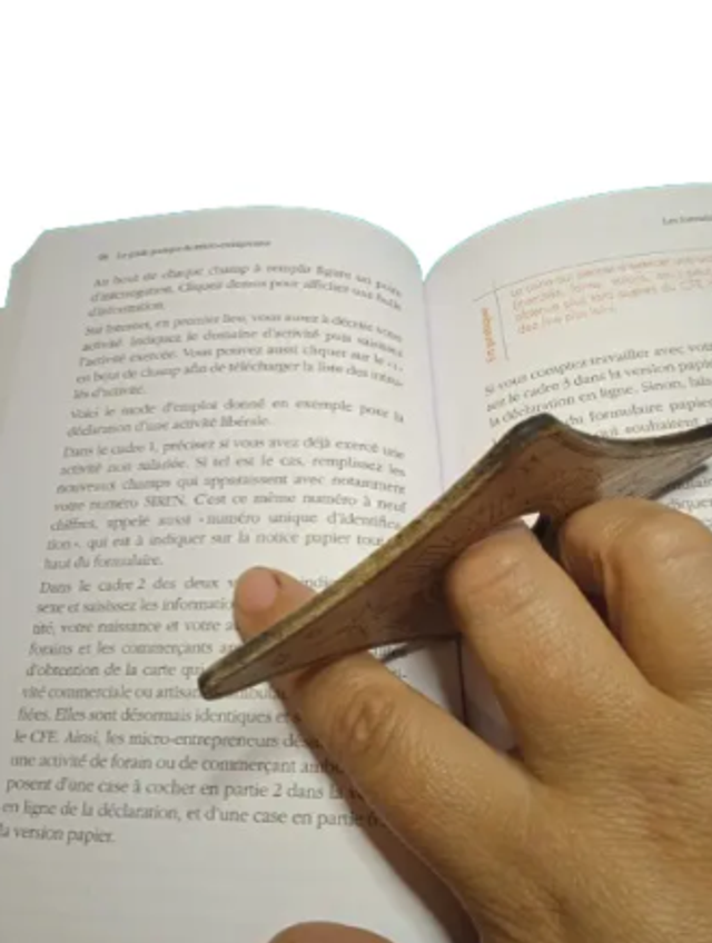 Bloque-page en bois ergonomique