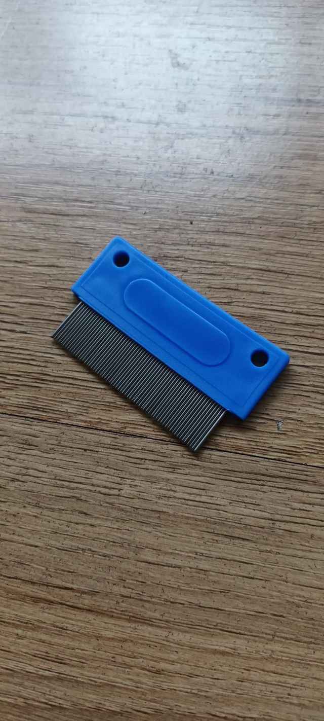 Small handle flea comb