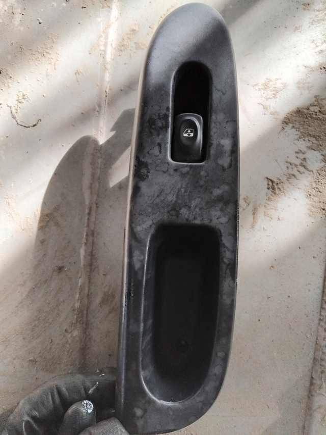 Bouton lève-vitre passager