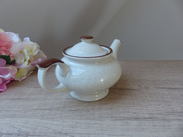 Petite théière ou cafetière décor fleurs bleues et orange en grès véritable années 1970 Décoration Vintage Bohème Cuisine Salon