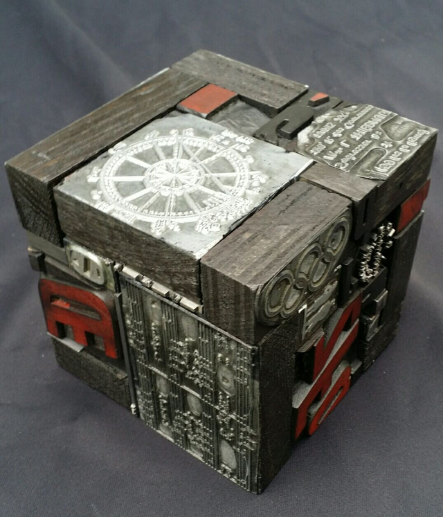 Cube original en lettre d&#039;imprimerie (bois &amp; métal) et clichés - Vulkain - créat