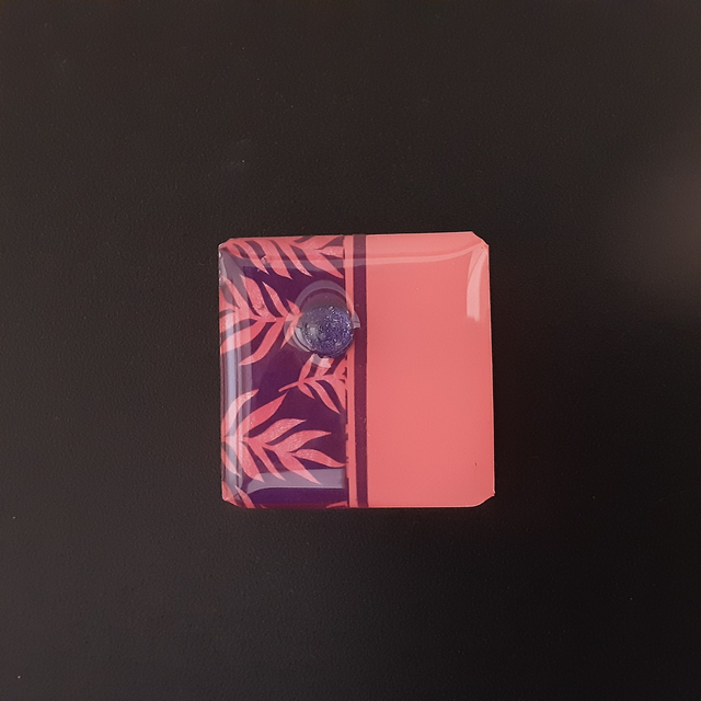 Broche petit carré collection floral fond rose vif avec décor palme rose vif et violet-cabochon violet