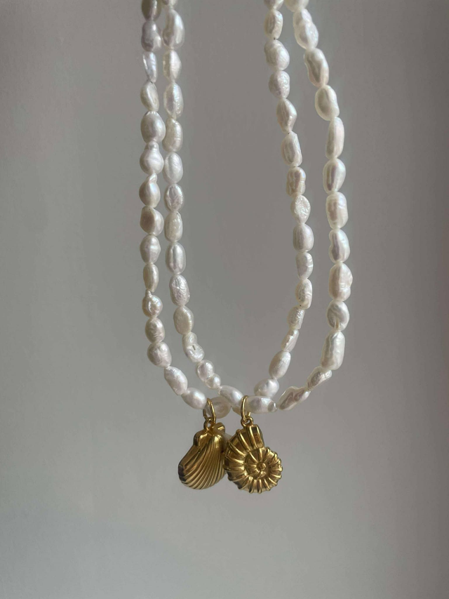 Joséphine collier en perles d'eau douce et breloque en acier inoxydable