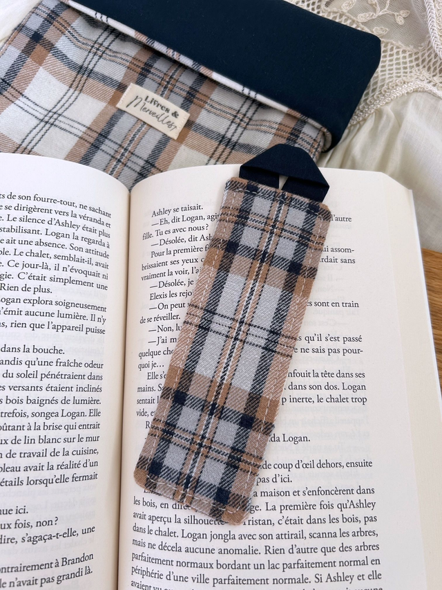 Marque-page Claire en flanelle tartan bleu marine – fait main