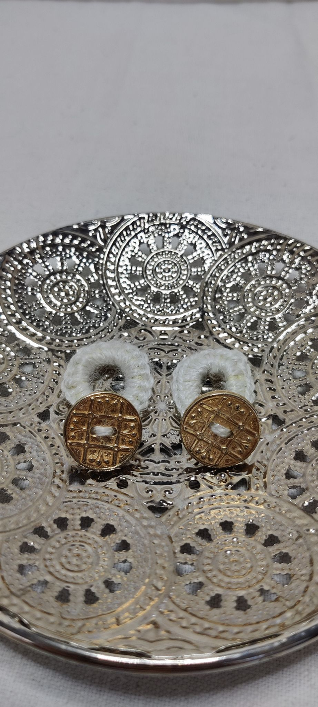 Boutons élastiques dorés