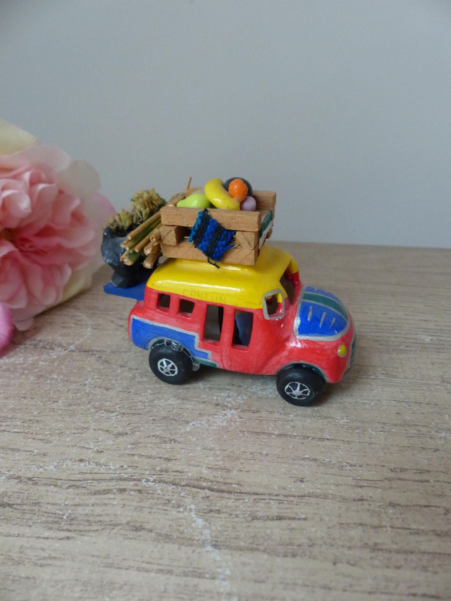 Petit bus équatorien en platre - Véhicule Folklorique peint main - Souvenir artisanal coloré avec passagers et marchandises, cadeau déco