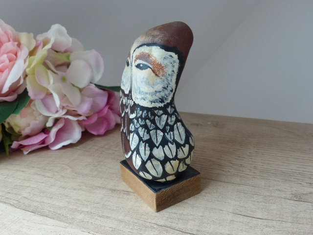 Galet chouette peint à la main sur socle en bois, Presse papier hibou, Galet souvenir vacances, Décoration bureau, maison bord de mer Rhône