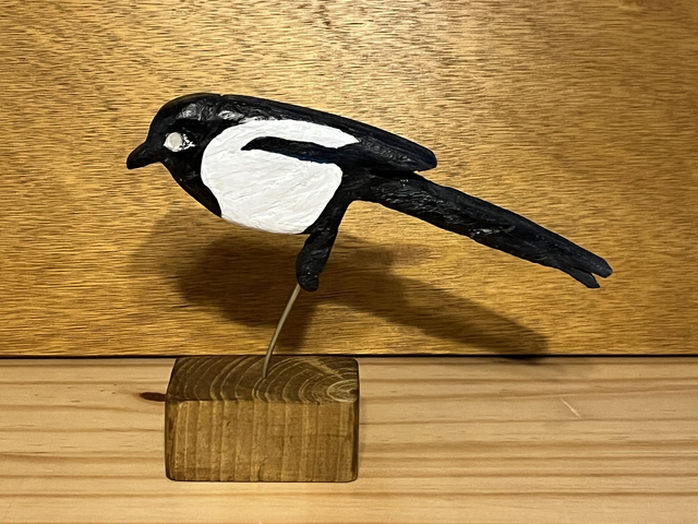 Magpie - hand-carved