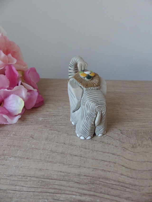 Figurine Éléphant Porte-Bonheur Rinconada – Sculpture Artisanale en Argile, Uruguay, Sculpture Élégante en Poterie, Cadeau Décoratif Unique