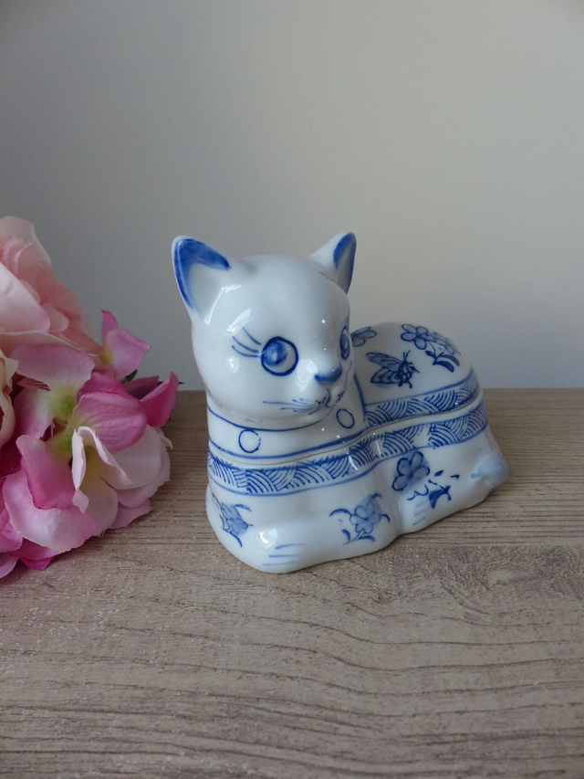 Boite chat en céramique bleu et blanc style asiatique, boite chat avec couvercle décor fleurs et papillons, bonbonnière chat, boite à bijoux