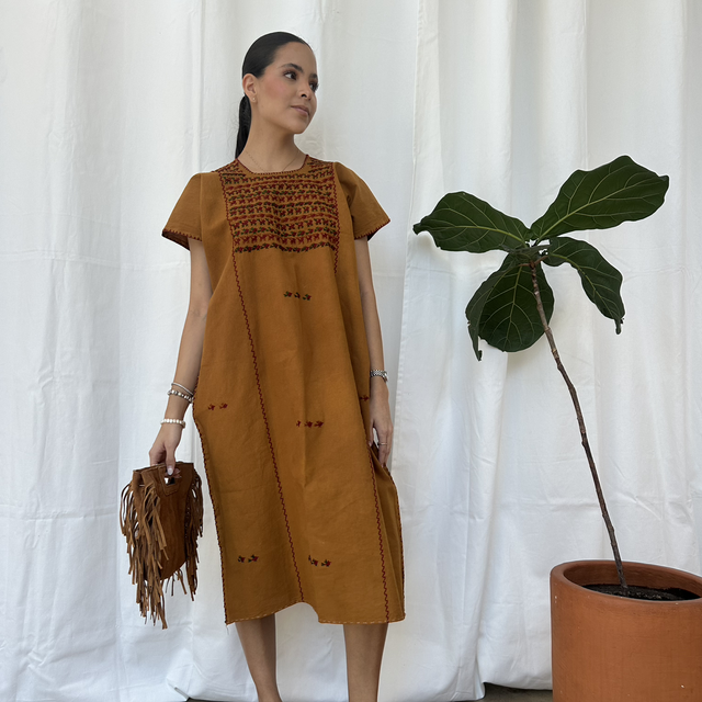 Vestido bordado tinte natural 