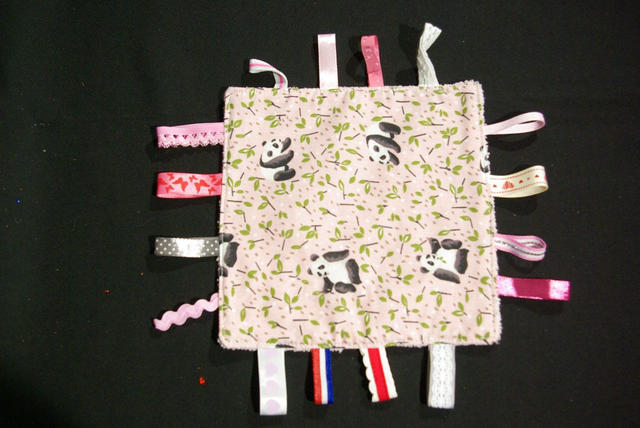 604-Doudou carré "panda" en coton et éponge 19x19 cm