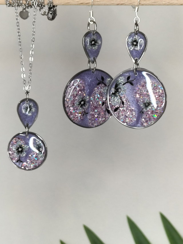 Parure violette et paillettes roses