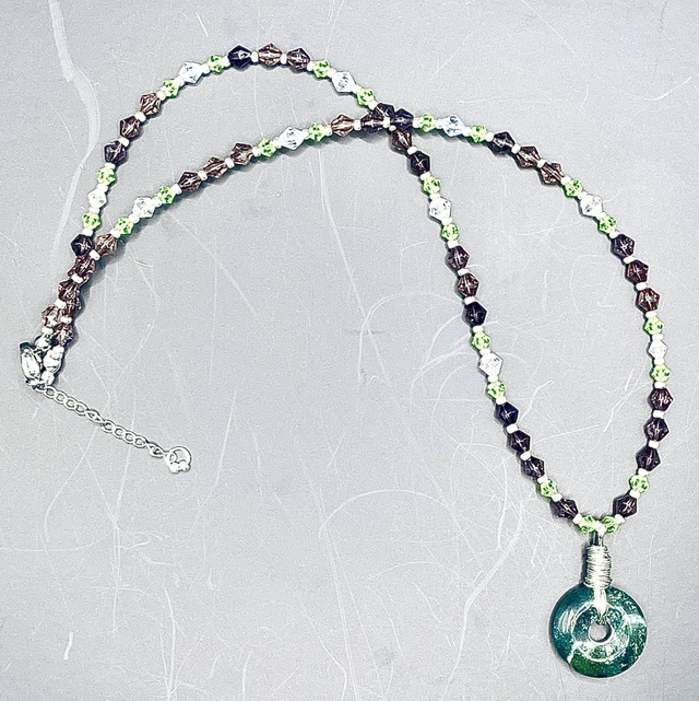 C79 - Collier perles verre pendentif donut jade néphrite