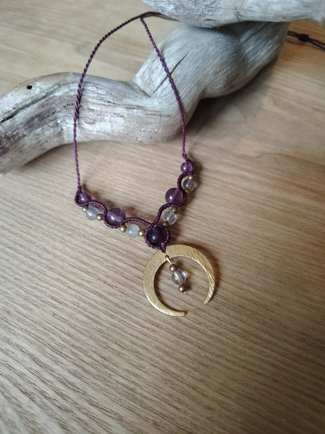 Collier lune inversée et pierres fines