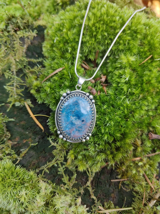 Pendentif Ovale en Argent et Apatite Bleue