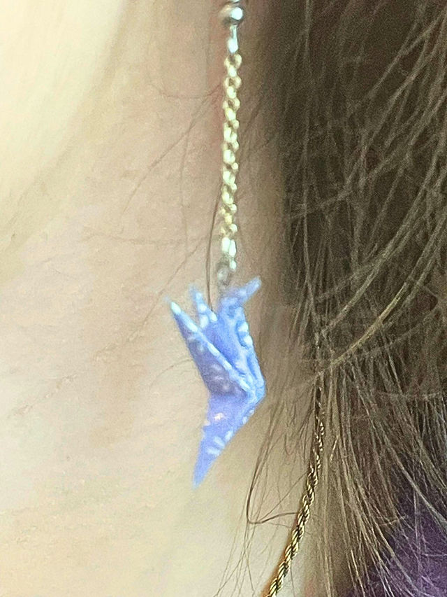 Boucles d'Oreilles "Colibri" bleues avec des petites fleurs blanches