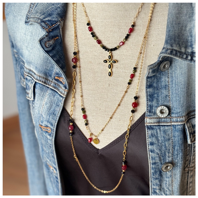 Ensemble colliers bordeaux et noir avec croix