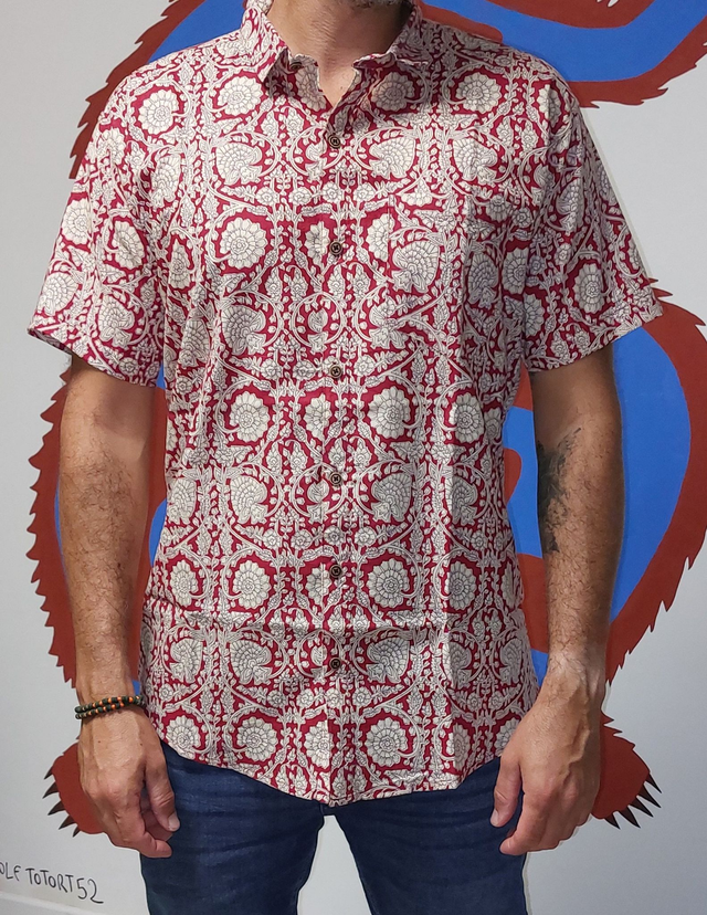 Chemise d&#039;été homme manches courtes, coton léger, motif floral ivoire sur rouge