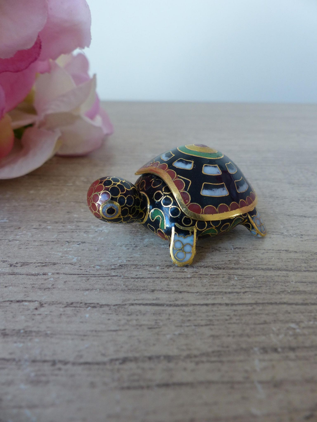 Boîte Tortue Vintage en Émail Cloisonné Noir et Bleu sur Laiton – Petite Boîte à Bijoux ou à Trésors – Objet de Collection Peint Main