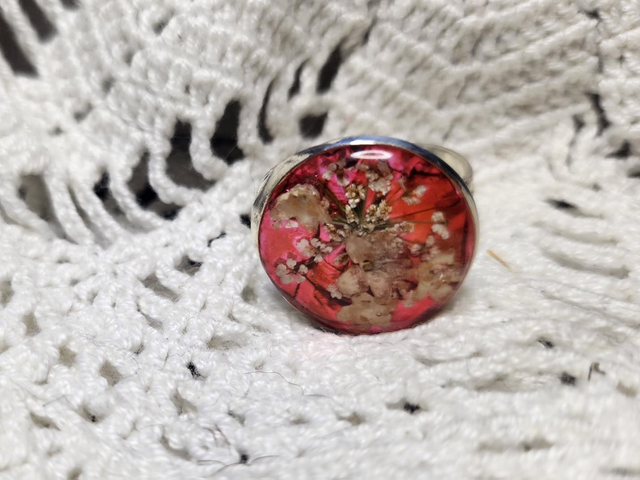 Bague fleurs blanches fond rose