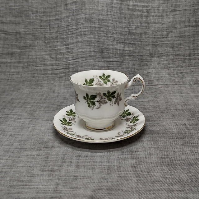 Royal Standard | Kop (diameter 7 | hoogte 6,5) en Schotel (diameter 12 | hoogte 1,5 cm) Fine Bone China porselein met bloemmotief | Vintage