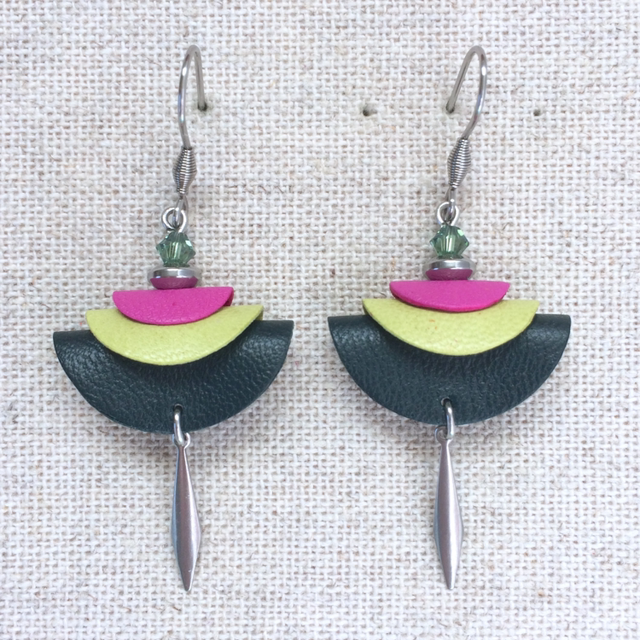 Boucles d’oreilles « Trio lungo » argentées, cuir vert sombre/ anis / rose bonbon