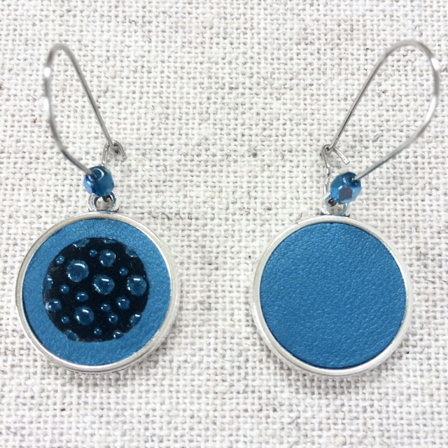 Boucles d’oreilles « Duo » argentées, réversibles, cuir bleu canard/ Noir à pois bleus