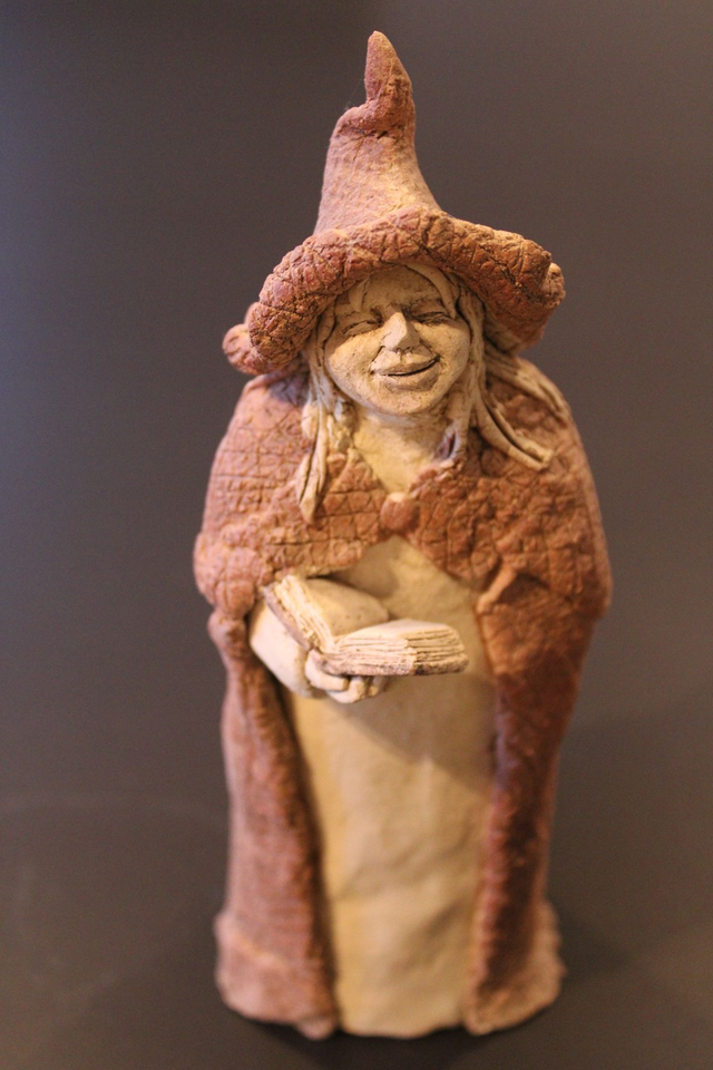 Heks met boek / Witch with book