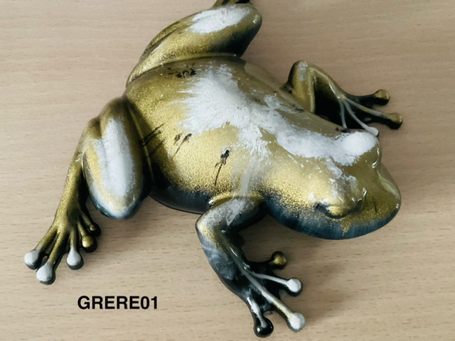 Grenouille en résine epoxy NON ALIMENTAIRE 10x3,5cm or/ noir/ blanc