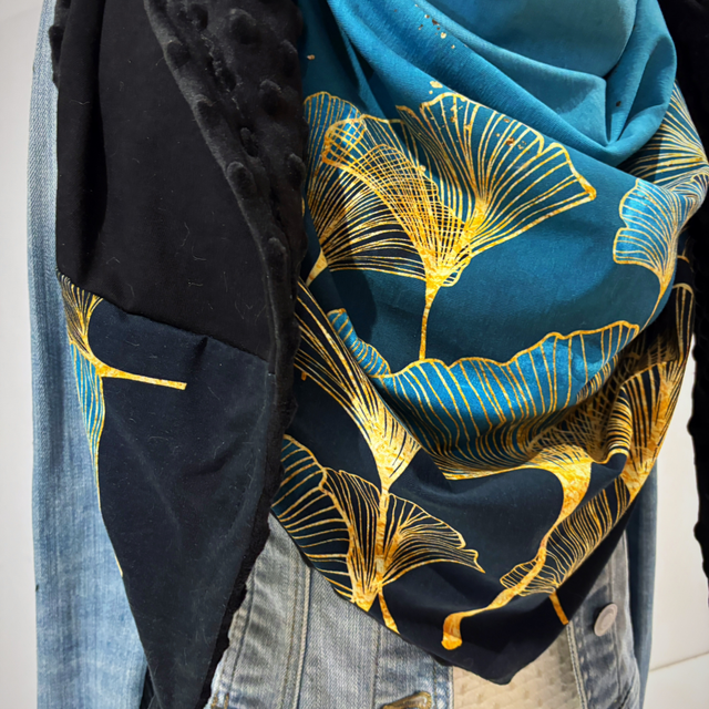 Maxi chèche, châle, écharpe bleu, noire et Or doublée en polaire minky noire "Happy Orelie Bleu"