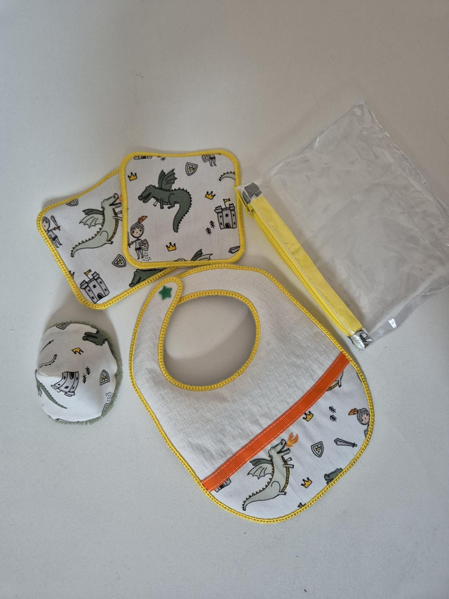 Trousse + lingettes + pare-pipi + bavoir motifs Chevaliers
