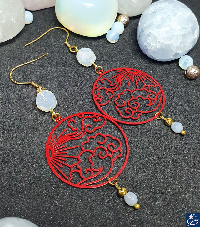 Boucles d&#039;oreilles soleil et nuages rouges, perles d&#039;opalite