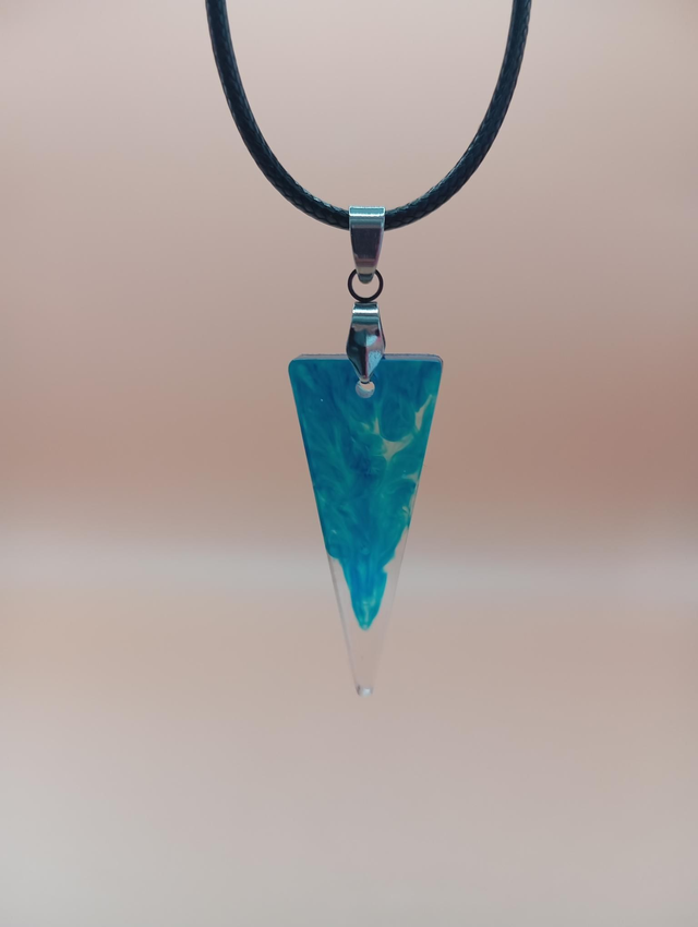 Pendentif en résine - Triangle bleu et transparent