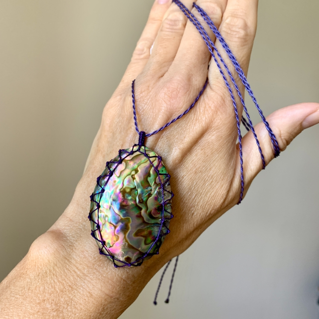 Collier macramé habillé d’une grande nacre Abalone, coquille d’ormeau, Paua (longueur réglable)