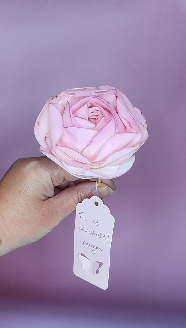Une rose en bois de sola pour octobre rose
