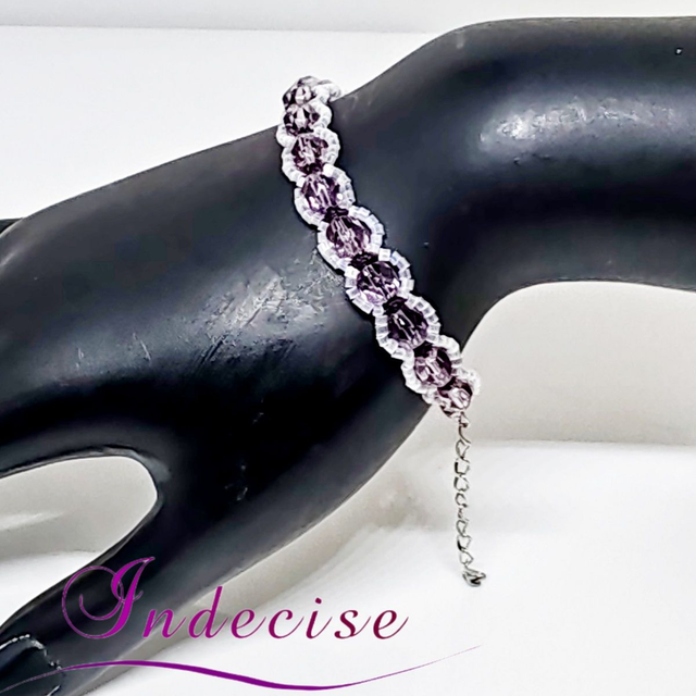 Bracelet perles de verre améthyste et perles blanc nacré, fermoir acier - Création Indecise