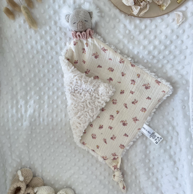 Kokoa, koala fleurs roses 